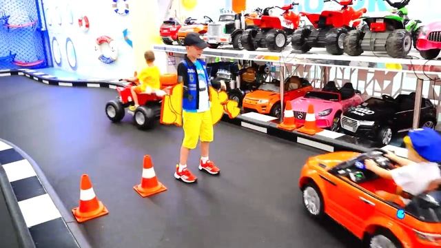 Крис играет в игровом центре для детей