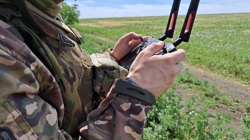 Операторы FPV-дронов уничтожили пикап с РЭБ и украинскую бронемашину в ДНР