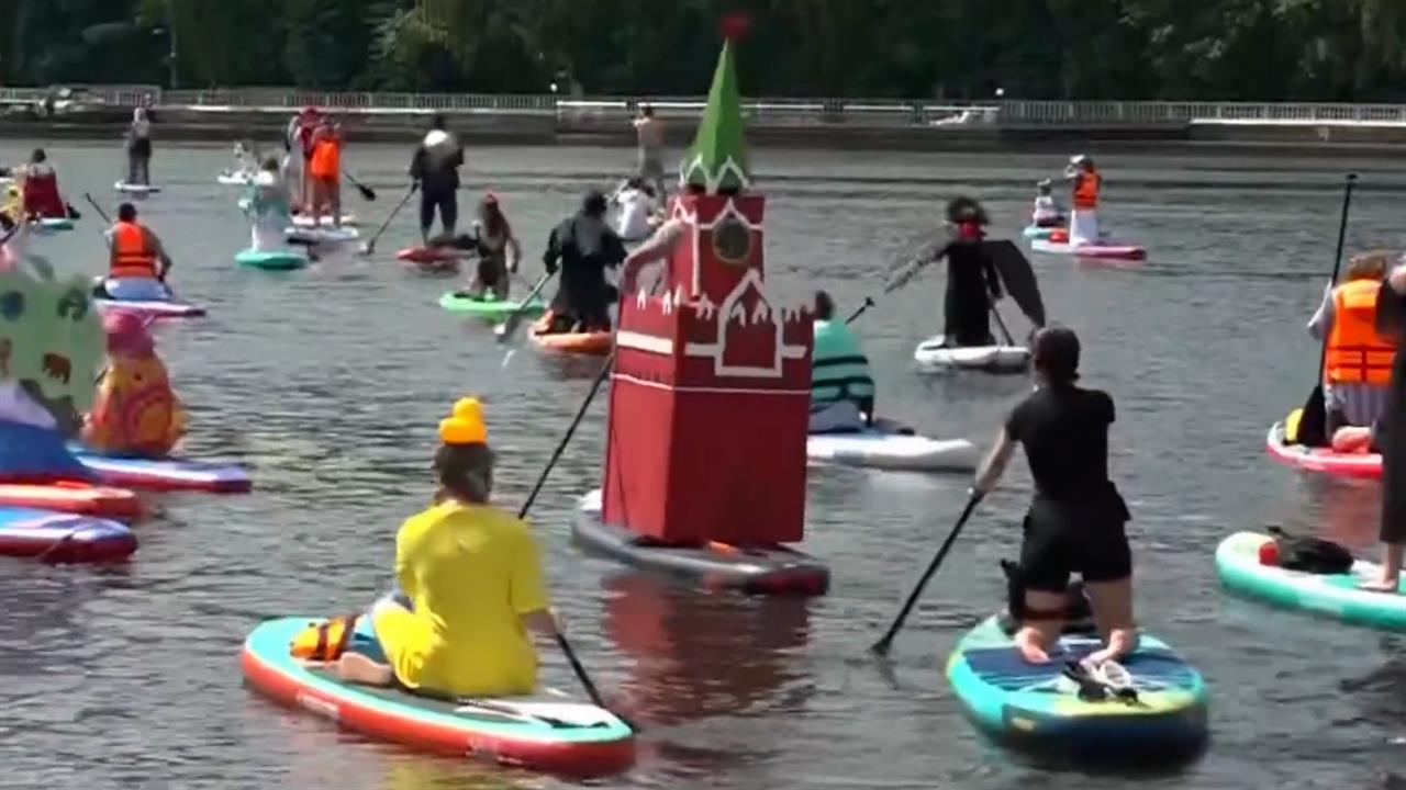 "Спасская башня", "хоккеисты", "Посейдон": в Москве прошла регата на сапбордах