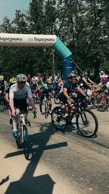 🚴♂️ Старт велопарада в Березниках: красота и неожиданные падения!🎉