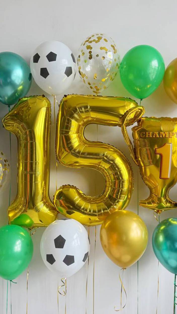 Композиция на 15 лет в стиле футбол с золотыми и зелёными шарами
