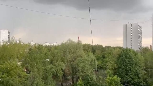 У нас пошёл дождь.