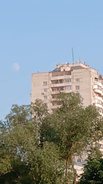 Дом и луна