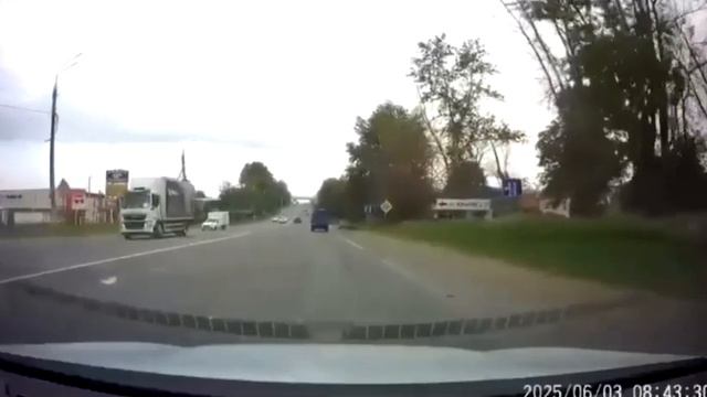 Во Владимире водитель BMW, чтобы не врезаться в выехавшую "Микру" ушел на встречку