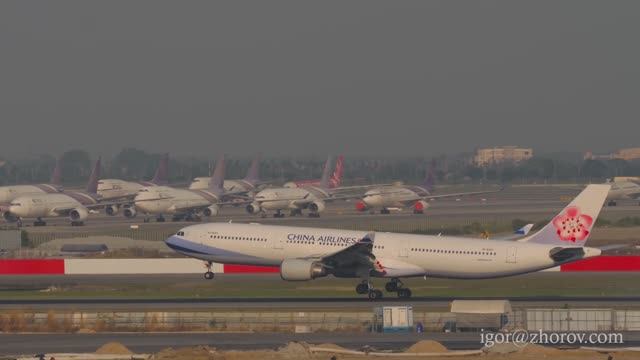 Эйрбас А330 Тайваньской China Airlines приземляется в аэропорту Суварнабхуми, Бангкок.