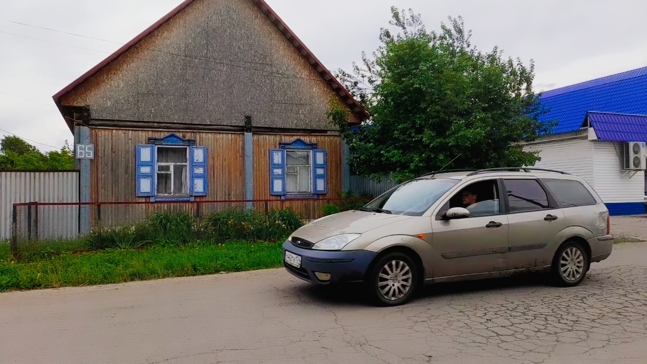 Домашние дела.Прополола в палисадике. Покрасили штакетник. Уютное местечко  нашлось...
