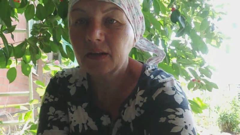 Гонит из дома меня! Ох, уж эти телефоны...Кошки приняли друг друга.
