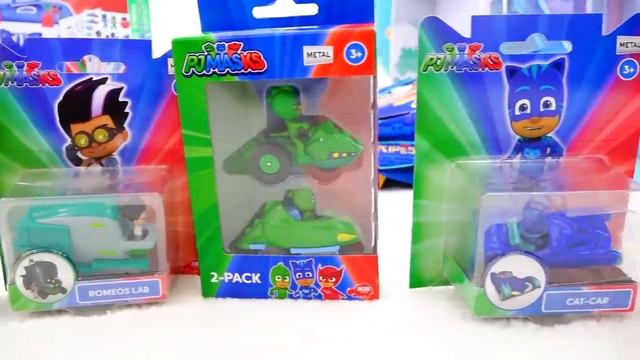 Влад и Никита играют в гигантские яйца сюрпризы с игрушками