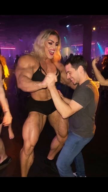 6'5-летняя женщина-бодибилдер танцует в клубе! - 6'5 female bodybuilder dancing at the club!