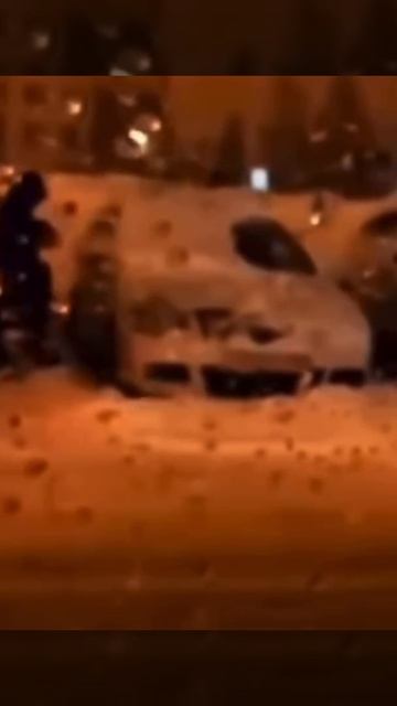 ЖЕНЩИНА И БРЕЛОК ОТ АВТОМОБИЛЯ