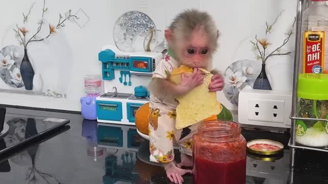 Обезьянка крошка БУКАШКА одна проснулась  Втихаря нашла джем Ест с хлебом Перепачкалась милаха