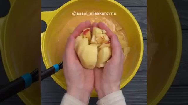 Яблочная шарлотка