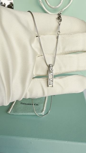 Подвеска Tiffany Atlas из белого золота 750 пробы с тремя бриллиантами