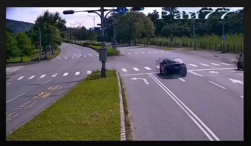 Мотоциклист «подрезал» автомобиль, который оказался в овраге