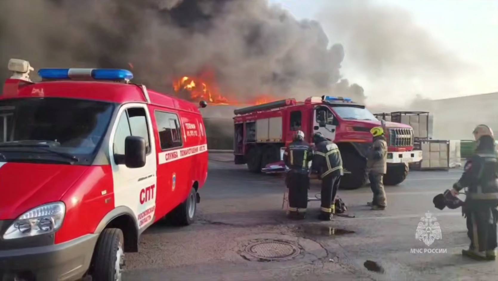Кадры мощного пожара на складе в подмосковном Пушкино