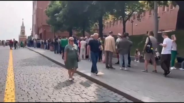 А это очередь у мавзолея на Красной площади в Москве. Его закрывают на реставрацию до 2027 года.