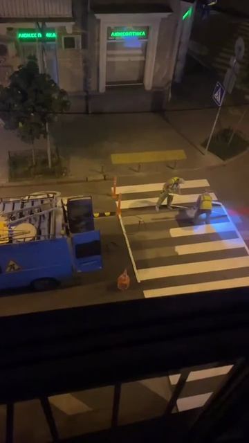 Киев - рабочие спокойно рисуют зебру, пока летят шахеды.