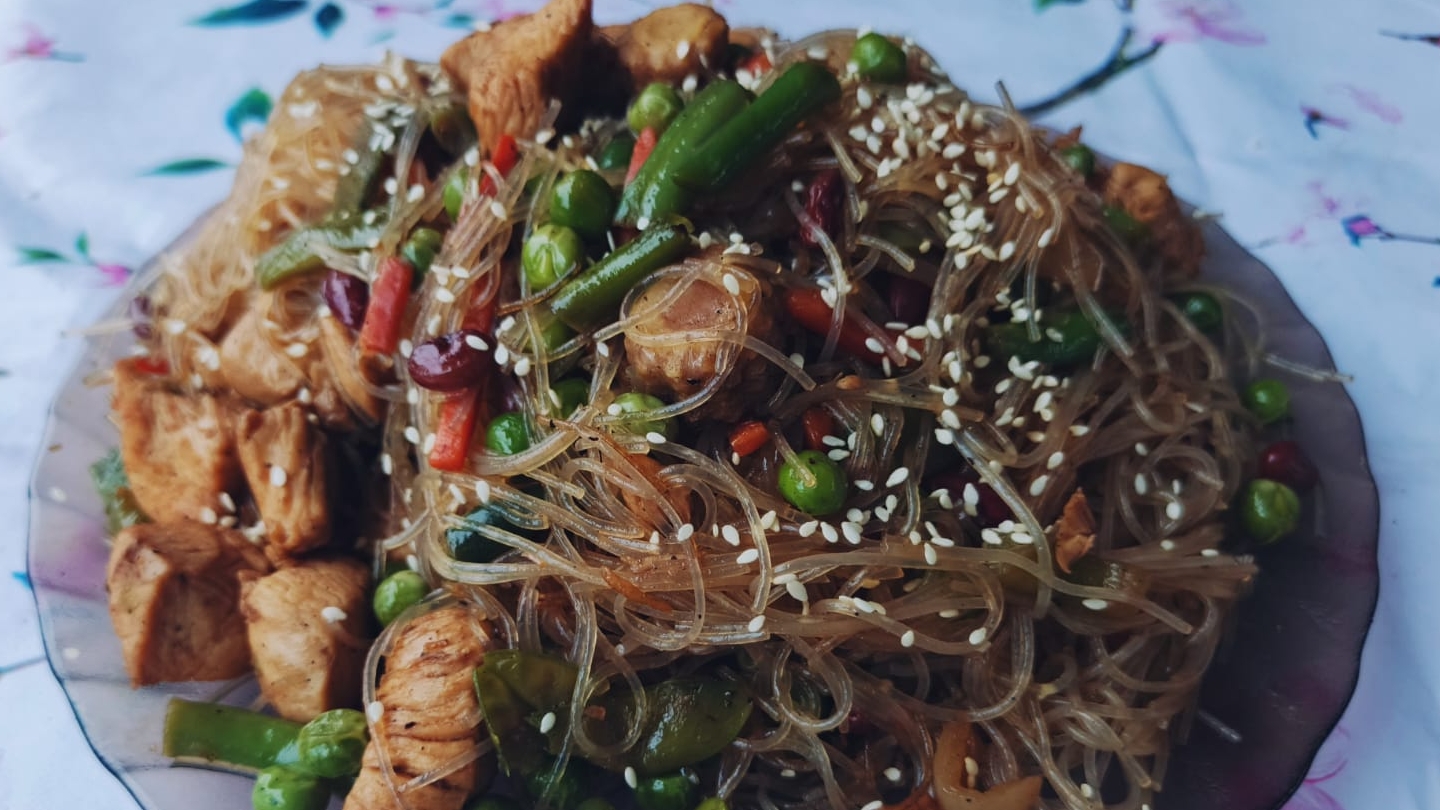 Фунчоза с куриной грудкой и овощами