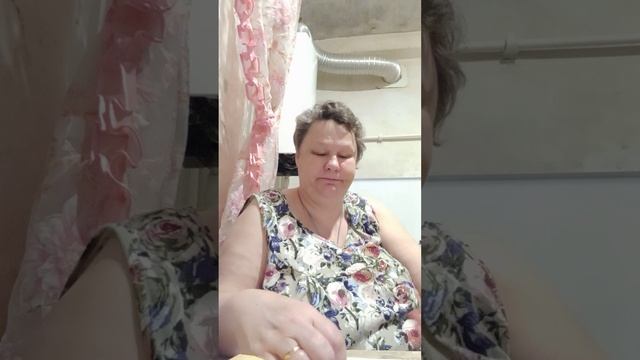 А кто то смотрит как ты картошку чистить умеешь???
