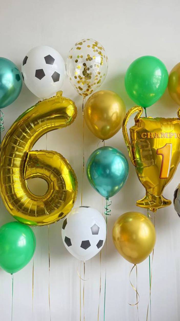Композиция на 6 лет в стиле футбол с золотыми и зелёными шарами