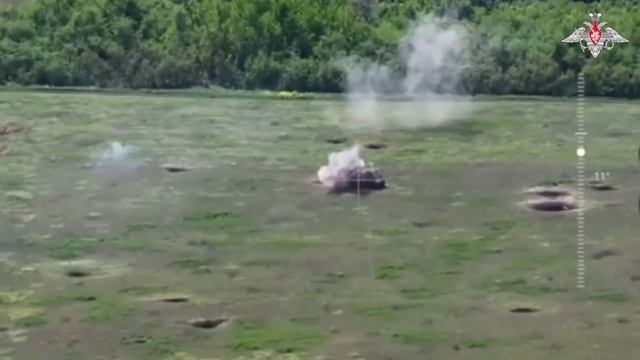 Операторы FPV-дронов группировок "Запад" и "Восток" атакуют технику противника