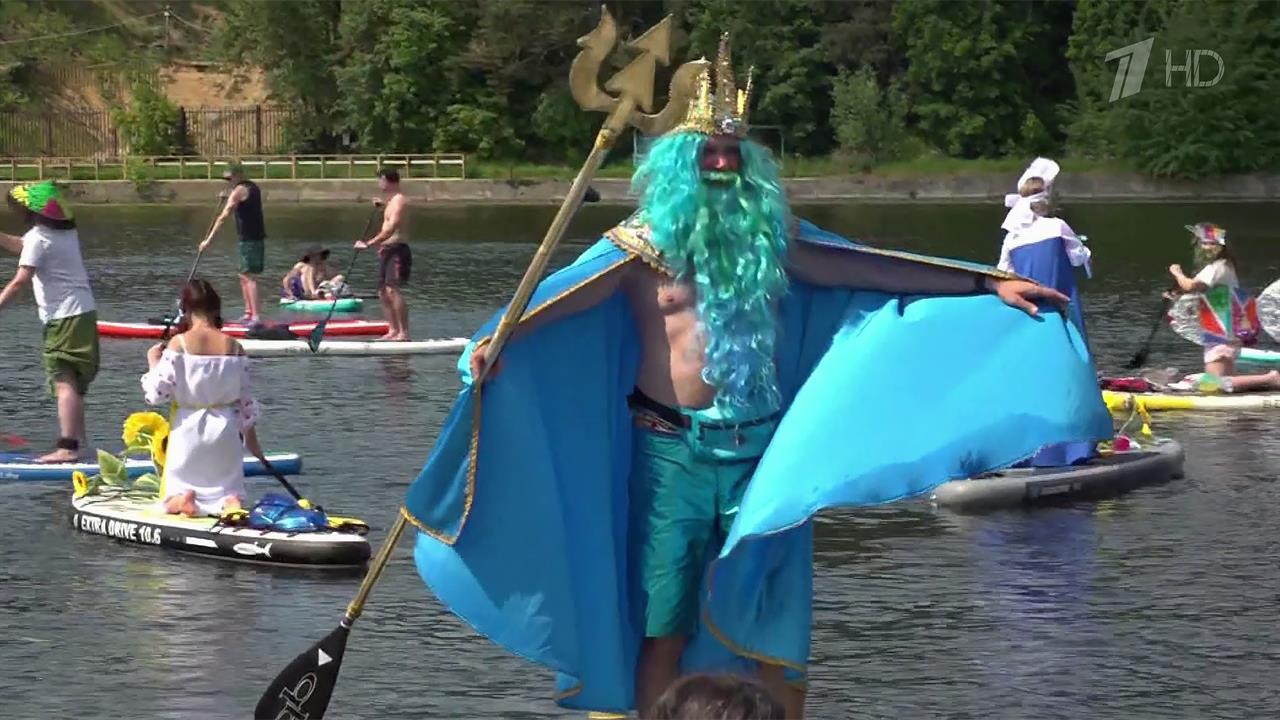 В рамках фестиваля "Москва на волне" прошла сап-регата в костюмах