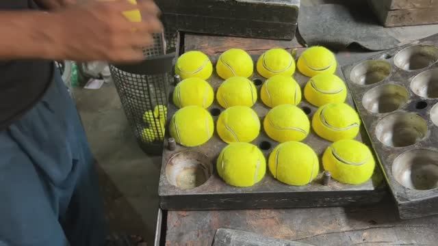 Из чего делают мячик для большого тенниса!!!