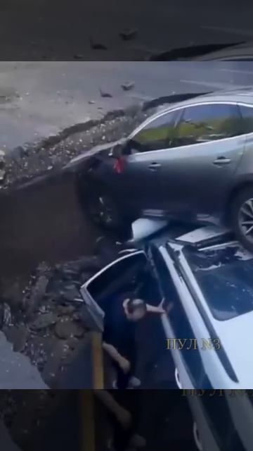 В Китае земля в буквальном смысле уходит из-под ног из-за сильных дождей в Ханьдане и Гуанси: Цел...