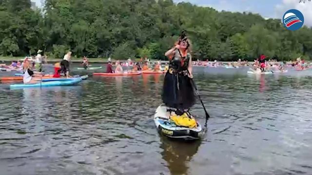 Яркие волны: московский SUP-фестиваль удивил участников карнавальным шествием