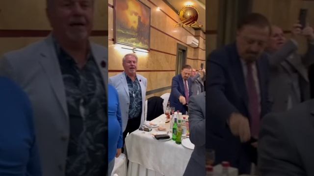 Ассирийцы из разных стран поют песню Огина Бетсамо.