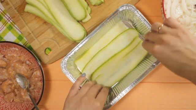 Беру кабачок и нарезаю слайсами, это супер рецепт для похудения.
