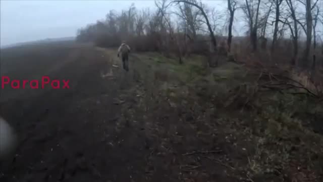 Переживший попадание FPV. На самом деле, очень редкий кадр. Мужик вовремя реагирует, падая плашмя...
