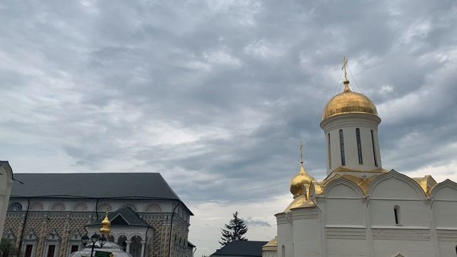 Колокольный звон по окончании Литургии в праздник Святой Троицы - Пятидесятницы в Сергиевой лавре