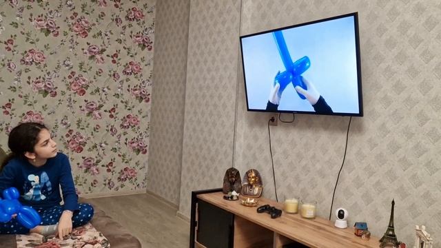 Папа делает фигурки из шариков