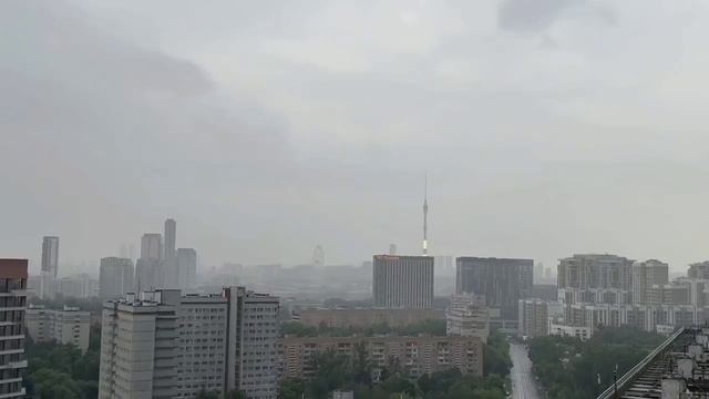Сильный ливень с раскатами грома обрушился на Москву