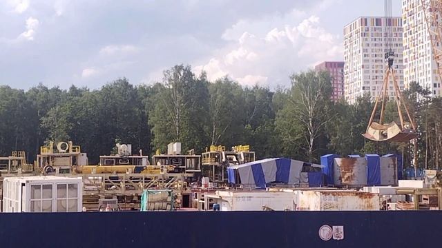 Монтаж щита-гиганта Победа на площадке Липовая Роща Рублёво-Архангельской линии