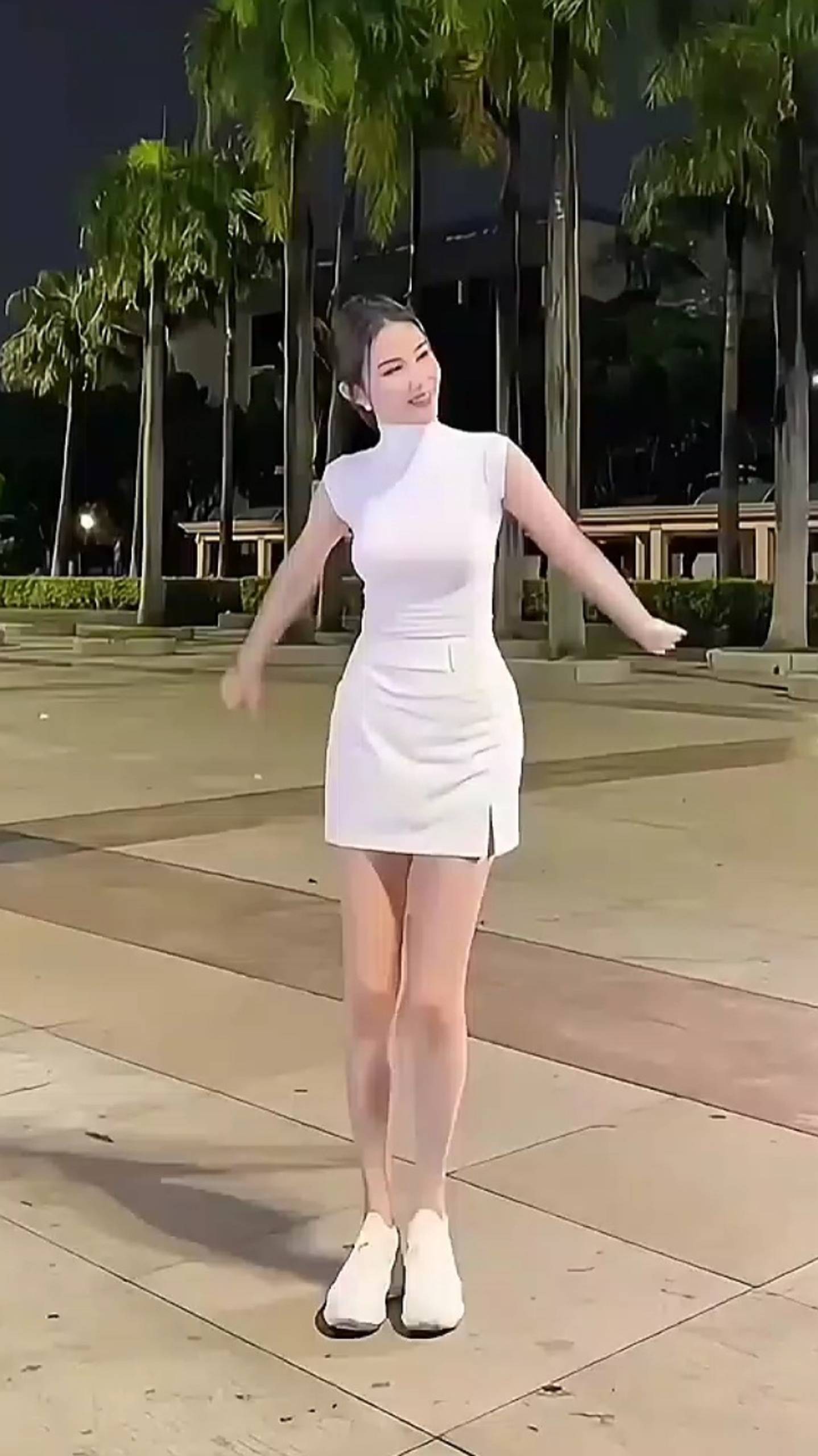 Девчонки 🥰 Китаянки 💐 Короткие юбчонки