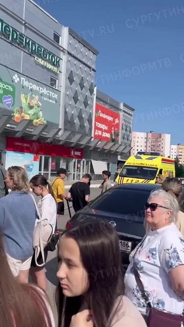 К торговому центру «Союз» стянулись пожарные машины и скорая - посетителей эвакуировали