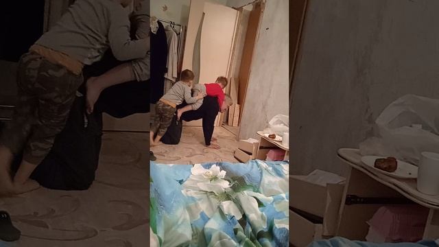 Малыши катаются на дедушке верхом.  Скачи наша лошадь.