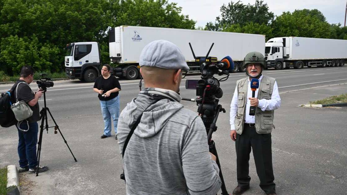 Иностранным журналистам показали рефрижератор с телами погибших боевиков ВСУ