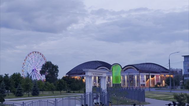 Колесо обозрения «Золотое кольцо» в Ярославле, вечерняя подсветка