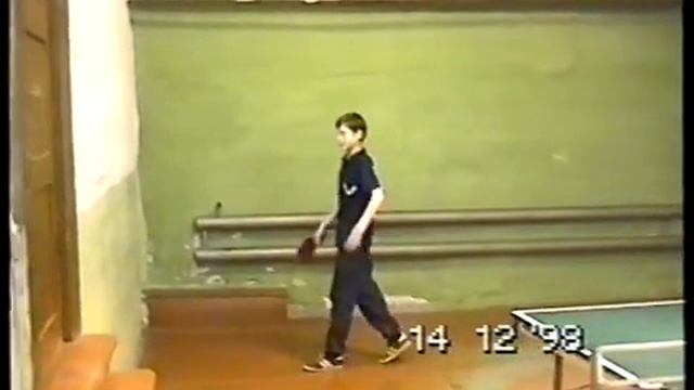 Подбиваем теннисный мяч ручкой ракетки 14 дек 1998