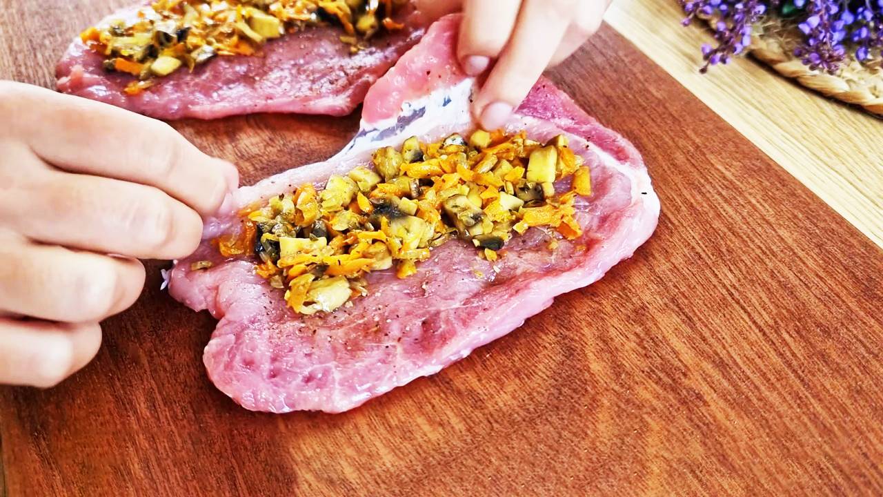 МОЙ ПРОСТОЙ И ВКУСНЫЙ РЕЦЕПТ. Мясные рулетики с грибами и сыром в духовке! Вкусный и простой рецепт