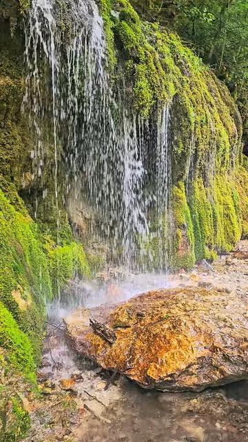 Абхазия, водопад у дороги на пути на озеро Рица