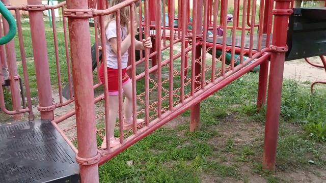 детская площадка вечерком
