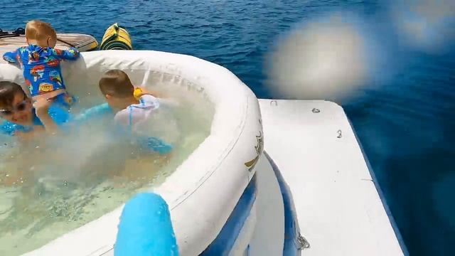Влад и Никита День Рождения Криса! Детский праздник на яхте с горкой