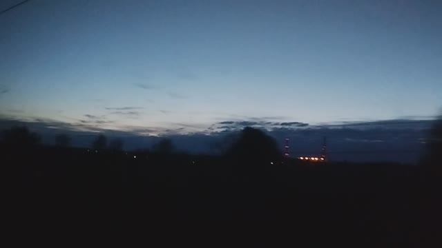 Сумерки из окна поезда красивое небо прибытие в Малоярославец