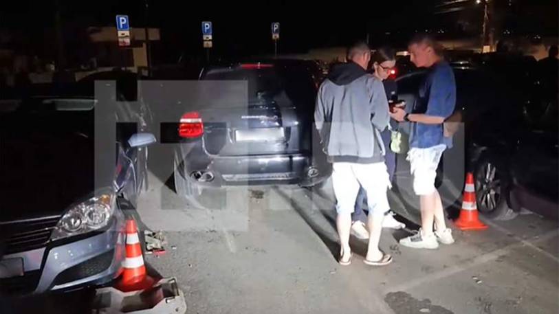 В Севастополе водитель Porsche въехал в пять припаркованных автомобилей