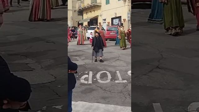 Просто праздник в одном из городков Италии