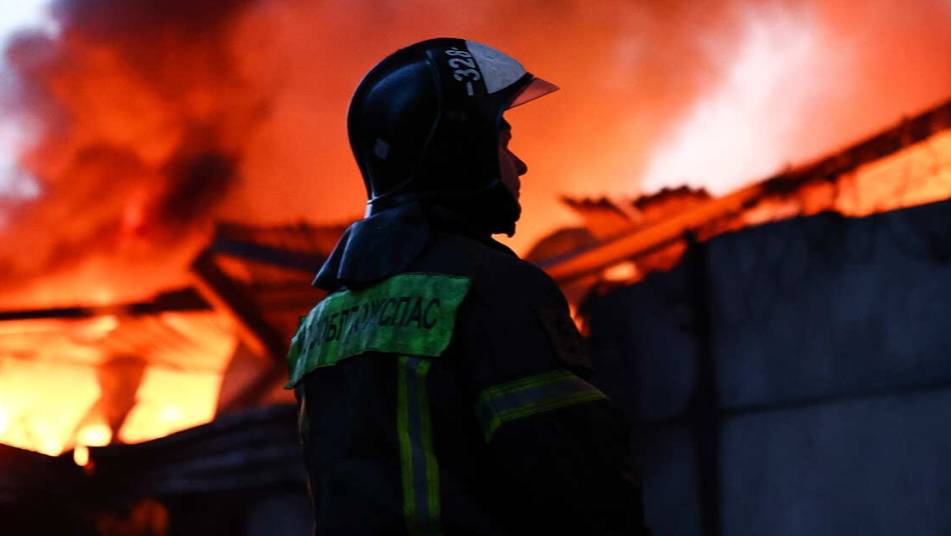 Ликвидировано открытое горение на складе с газовыми баллонами в Пушкине